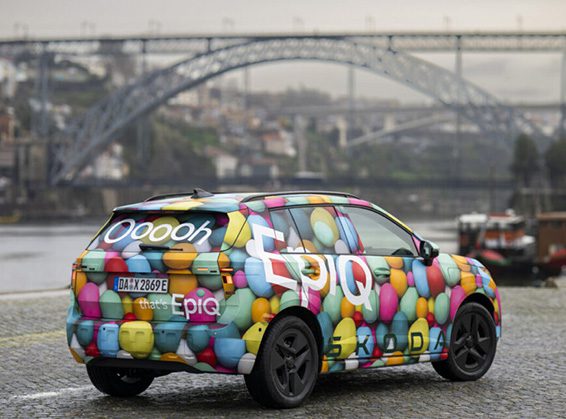 La marca plantea una idea clara: acercar el coche eléctrico a un público mucho más amplio.